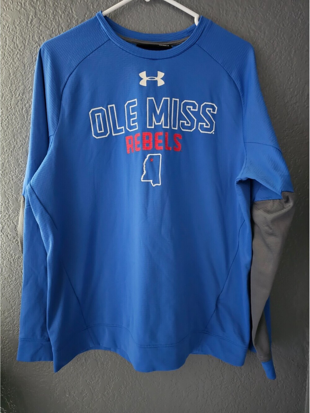 Men's Under Armour Ole Miss Rebels Pullover Shirt Size Medium Blue Long Sleeve